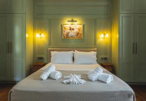 Ένα ή περισσότερα κρεβάτια σε δωμάτιο στο Victoria Mansion A Luxurious Neoclassical Experience