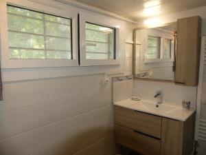 Bathroom sa La Douce Parenthèse - Uriage - Grenoble - Chamrousse - T2 - Jusqu'à 2 personnes - Cure Thermale - Bien situé pour les déplacements professionnels