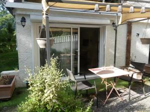 Balcony o terrace sa La Douce Parenthèse - Uriage - Grenoble - Chamrousse - T2 - Jusqu'à 2 personnes - Cure Thermale - Bien situé pour les déplacements professionnels