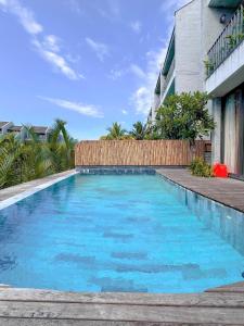 une piscine devant un bâtiment dans l'établissement Biệt Thự Hội An View, à Thanh Ðông (1) 19 autres photos