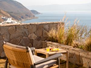 Una mesa y sillas con vista al mar. en Cloud Edge Cabin, a full-view Cang'er Mountain and Sea Villa Hotel located on marble, Erhai Viewing Branch, en Dali