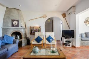 een woonkamer met een bank en een open haard bij amazing villa in Es Cubells