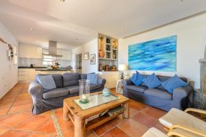 een woonkamer met twee banken en een tafel bij amazing villa in Es Cubells