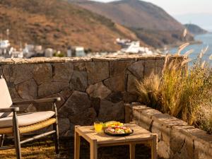 una mesa con un plato de comida sobre una mesa gmaxwell gmaxwell gmaxwell gmaxwell en Cloud Edge Cabin, a full-view Cang'er Mountain and Sea Villa Hotel located on marble, Erhai Viewing Branch, en Dali