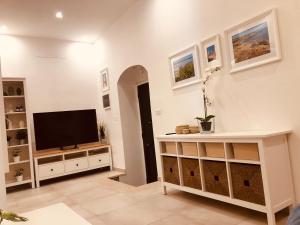 a living room with a flat screen tv on a wall at Tannur Del Carmine in Noto