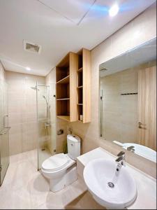 a bathroom with a toilet and a sink and a shower at Homestay NewLife Bãi Cháy in Ha Long