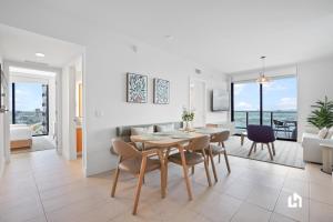 พื้นที่นั่งเล่นของ Stylish Apartments with Partial Ocean Views in Downtown!