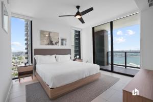เตียงในห้องที่ Stylish Apartments with Partial Ocean Views in Downtown!