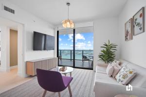 โทรทัศน์และ/หรือระบบความบันเทิงของ Stylish Apartments with Partial Ocean Views in Downtown!