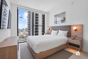 เตียงในห้องที่ Stylish Apartments with Partial Ocean Views in Downtown!