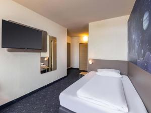 Postel nebo postele na pokoji v ubytování B&B HOTEL Bochum Hbf-Nord