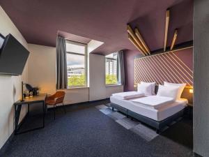Postel nebo postele na pokoji v ubytování B&B HOTEL Bochum Hbf-Nord