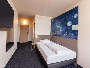 Postel nebo postele na pokoji v ubytování B&B HOTEL Bochum Hbf-Nord