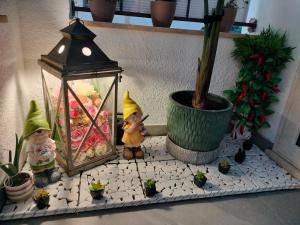 トリカーゼにあるLa Rosa di Antonio -Relax Roomのランタンと植物の隣にある人形のグループ
