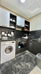 Una cocina o cocineta en Prestigia Hay Riad, Appartement Moderne au Style Chic
