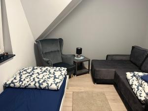 Camera con letto, sedia e divano. di Cozy a Powidz