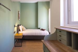 Ένα ή περισσότερα κρεβάτια σε δωμάτιο στο Charming Sliema Townhouse with Modern Comforts +72 φωτογραφίες