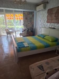 Ένα ή περισσότερα κρεβάτια σε δωμάτιο στο Delfin beach studio