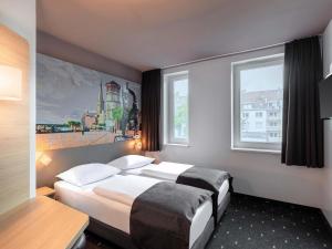 Ein Bett oder Betten in einem Zimmer der Unterkunft B&B HOTEL Düsseldorf-Mitte
