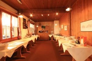 Restaurace v ubytování Hotel Wildbach Brienz + 37 fotografií