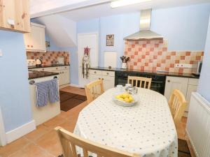 Una cocina con una mesa con un bol de fruta encima. en South View, Gunnerside, en Richmond