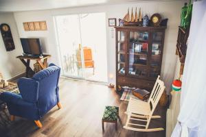 Ruang duduk di Coastal Charm with River View - La Capitainerie