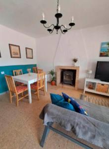 a living room with a couch and a table at Buganvilla in Valencia