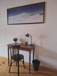 a desk with a lamp and a chair in a room at Casa con alma canaria in Los Realejos