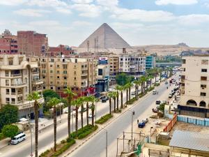 una vista di una città con la piramide sullo sfondo di East Pyramids View Hotel a Il Cairo