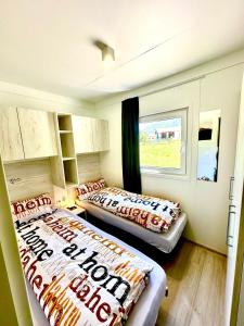 Rúm í herbergi á LuxCube 3