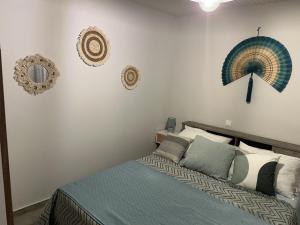 a bedroom with a bed with an umbrella on the wall at Top strandhuis aan zee! in Néa Meságkala