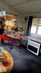 Η κουζίνα ή μικρή κουζίνα στο Chalet op een rustig park in de natuur