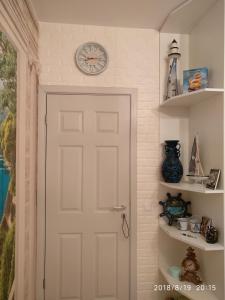 ロゼネッツにあるЭлитные апартаменты у моряの白いドア