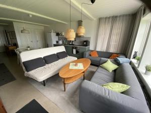 Χώρος καθιστικού στο Nära centrum med sjöutsikt -Korsgården