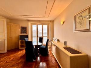 a room with a table and chairs and a desk at Appartamento Stresa in Dagnente