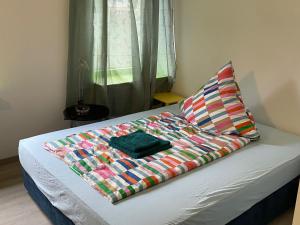 Katil atau katil-katil dalam bilik di Hotel Dada Art Berlin 2-Zimmer Apartment