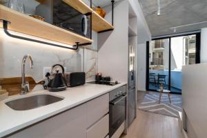 una cocina con fregadero y encimera en Apartment in Seapoint, en Ciudad del Cabo