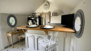 a kitchen with a counter and a chair in a room at L'Écrin Gustavien in Bruz