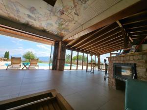Μπαλκόνι ή βεράντα στο Macedonium Luxury Villa with big pool & Jakuzzi