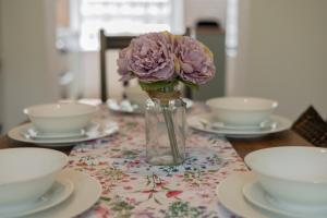 ランゴレンにあるStylish and spacious four-bedroom cottage by the river Eco-friendly hot tub, cozy open fireplace Beautiful viewの紫花瓶