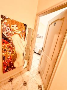 Baño con una pintura de una mujer en la pared en La Madonnina, en Noto