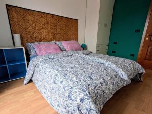 a bedroom with a large bed with pink pillows at Serenissima in Monfalcone +5 photos
