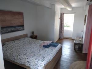 Katil atau katil-katil dalam bilik di La Belgastide chambre d'hôte +8 gambar