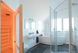 a bathroom with a sink and a toilet and a shower at Ferienwohnung Wilbur Olpenitz in Olpenitz