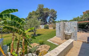 un jardín con una fuente de piedra en un patio en Mirto&More-Polpo, en Pulsano