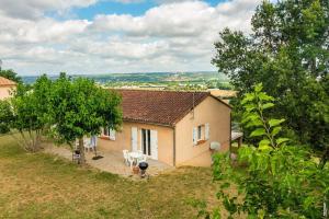a house with two white horses standing outside of it at La vue d'Albi - Campagne - Jardin in Le Sequestre