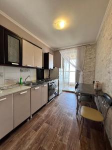 Dapur atau dapur kecil di 2х квартира с Панорамным видом на море!