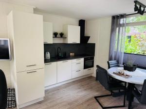 Η κουζίνα ή μικρή κουζίνα στο Bungalow Goudhaver | 4 personen - Vakantiepark De Kremmer +4 φωτογραφίες