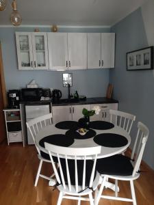 Una cocina con una mesa y sillas en una habitación. en Kuninga Holiday Apartment, en Pärnu 34 fotos más
