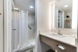 Crystal Coast Oceanfront Hotel的一间浴室